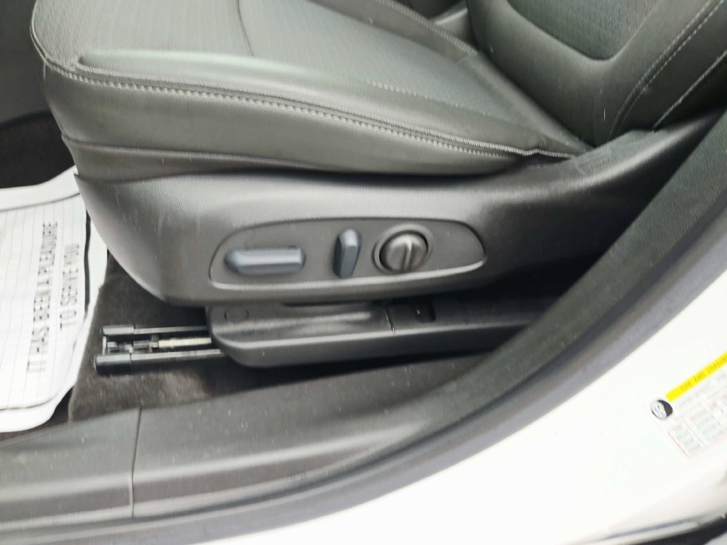 Used 2023 Buick Encore GX Select AWD/4WD image 33