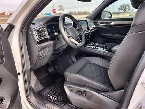 Used 2024 Volkswagen Atlas Cross Sport SE image 3
