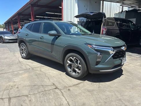 Used 2025 Chevrolet Trax LT FWD image 2