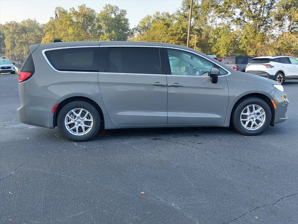 Used 2023 Chrysler Pacifica Touring-L FWD image 3
