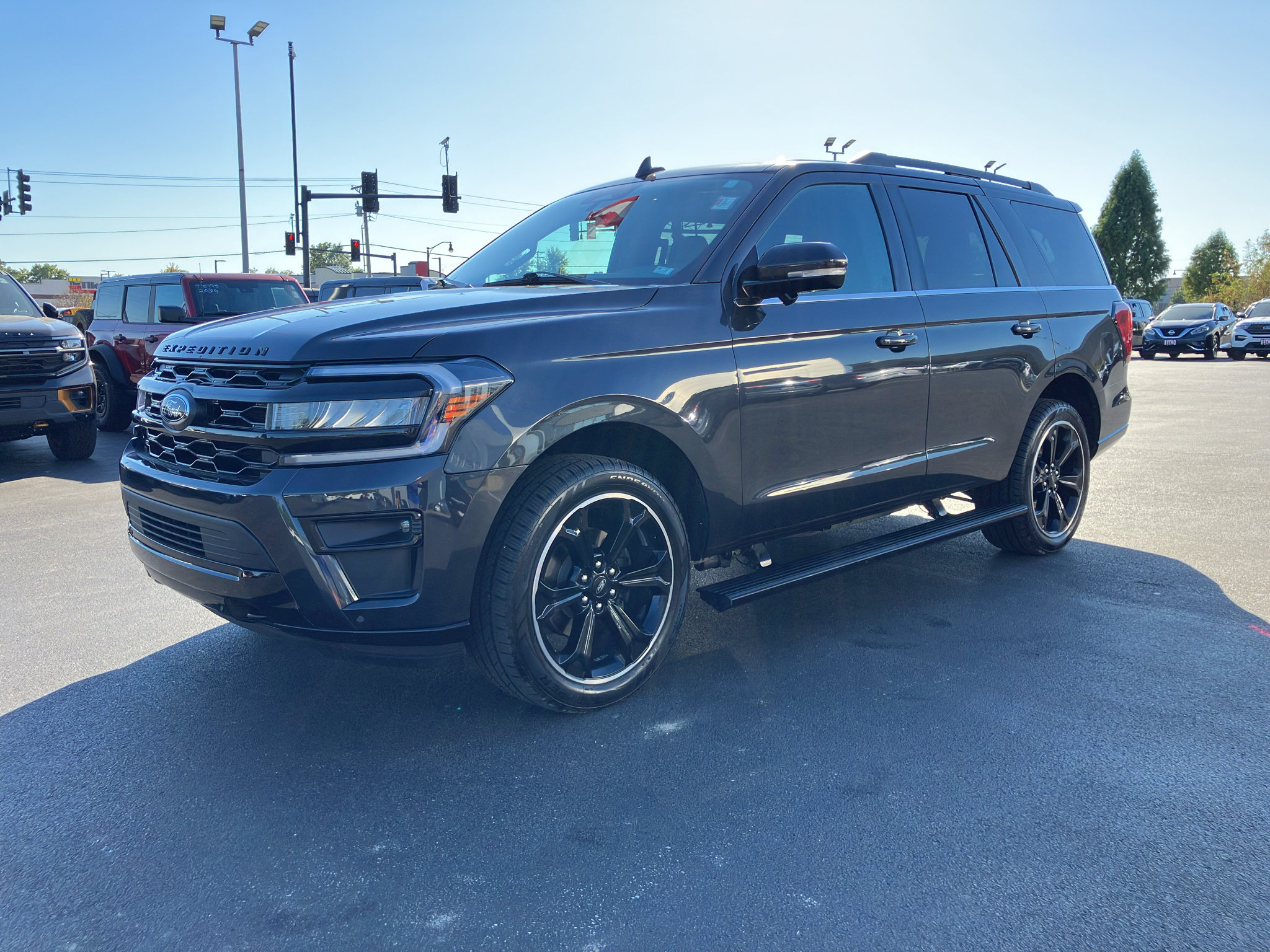 Used 2023 Ford Expedition Limited AWD/4WD image 2