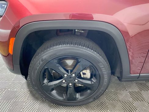 Used 2023 Jeep Grand Cherokee L Laredo image 16