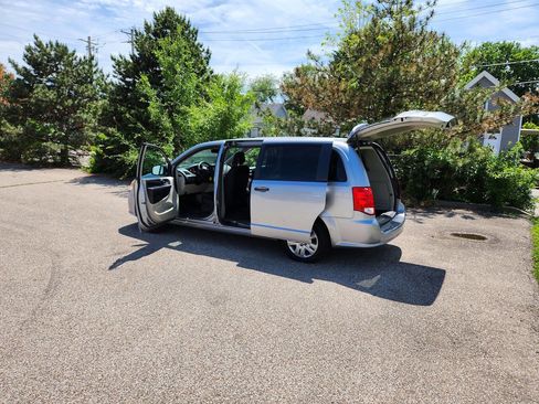 Used 2019 Dodge Grand Caravan SE FWD image 30