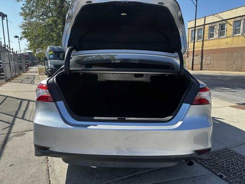 Used 2018 Toyota Camry LE image 17