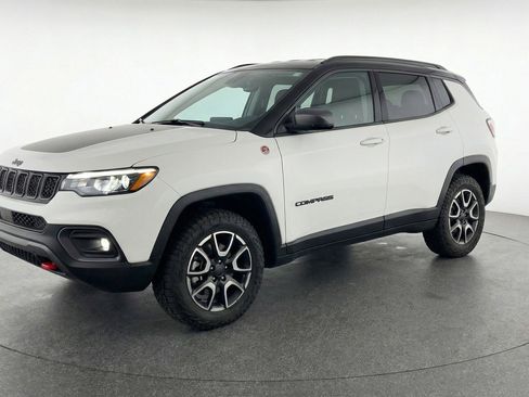 Used 2025 Jeep Compass Trailhawk AWD/4WD image 3
