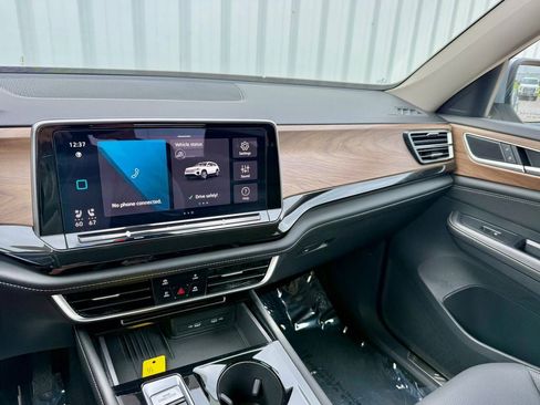 Used 2025 Volkswagen Atlas SE AWD/4WD image 23