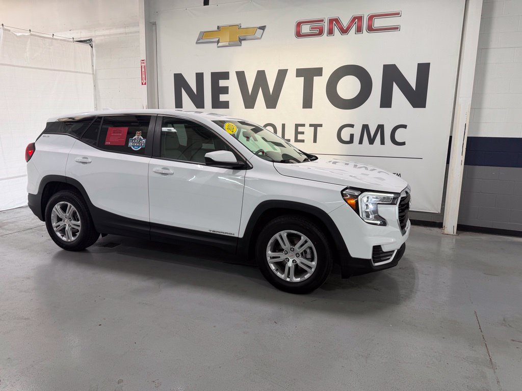 Used 2024 GMC Terrain SLE FWD image 2