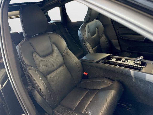 Certified 2024 Volvo XC60 B5 Ultimate w/ Climate Package AWD/4WD image 31