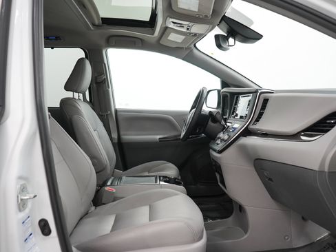 Used 2018 Toyota Sienna XLE w/ XLE Navigation Package AWD/4WD image 13