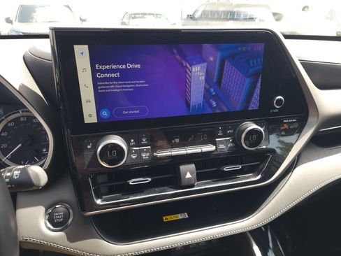Used 2023 Toyota Highlander XLE FWD image 19