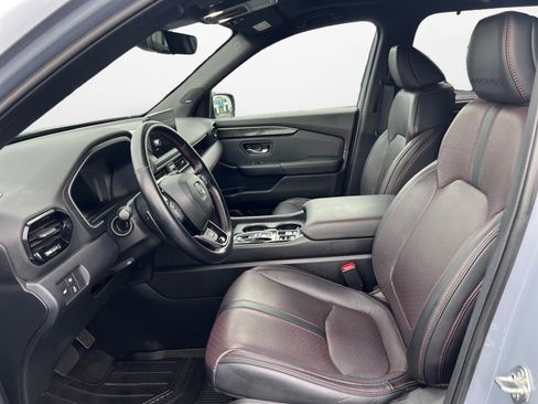 Used 2025 Honda Pilot Black Edition image 9