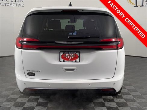 Certified 2024 Chrysler Pacifica Touring-L image 6