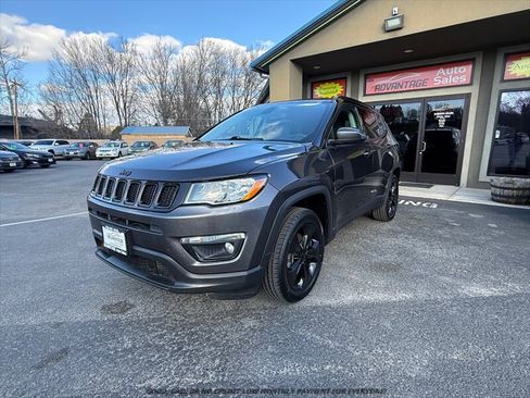 Used 2018 Jeep Compass Latitude AWD/4WD image 3