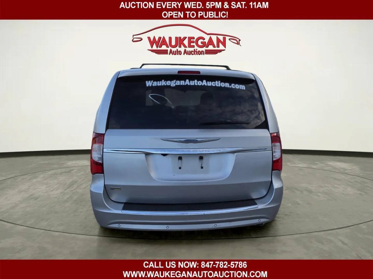 Used 2011 Chrysler Town & Country Touring w/ Entertainment Group #1 FWD image 6