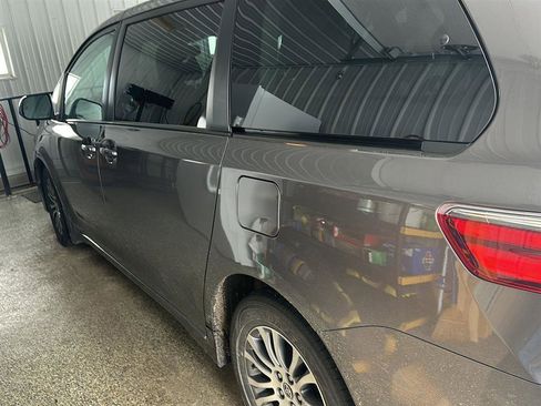 Used 2020 Toyota Sienna XLE image 10
