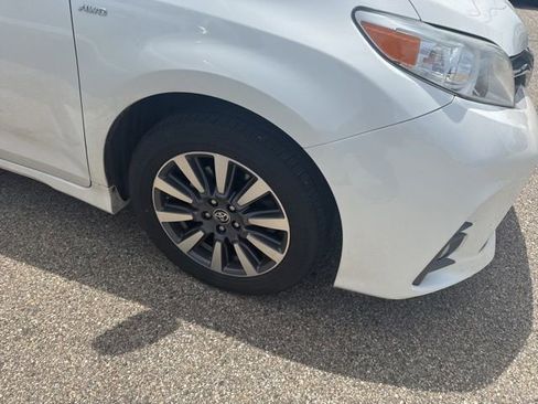 Used 2020 Toyota Sienna XLE w/ XLE Navigation Package AWD/4WD image 3