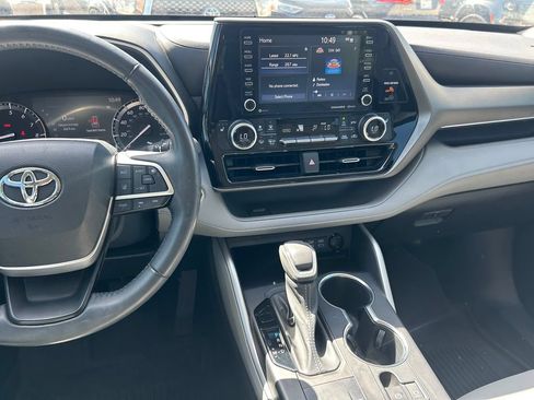Used 2022 Toyota Highlander XLE FWD image 18