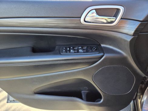 Used 2021 Jeep Grand Cherokee Laredo image 17