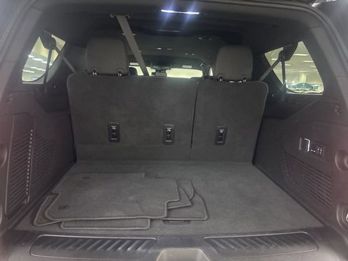 Used 2024 GMC Yukon XL SLT w/ SLT Luxury Package image 11