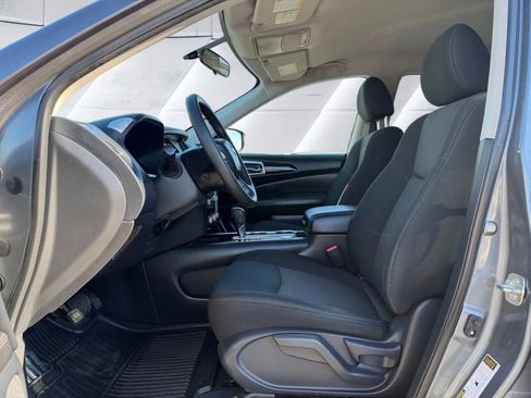 Used 2020 Nissan Pathfinder S image 9