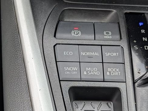 Used 2022 Toyota RAV4 LE AWD/4WD image 16