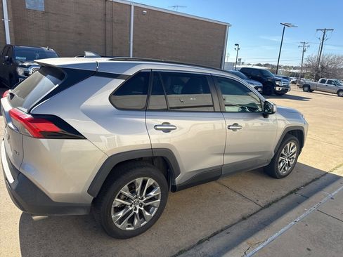 Used 2021 Toyota RAV4 XLE Premium image 4