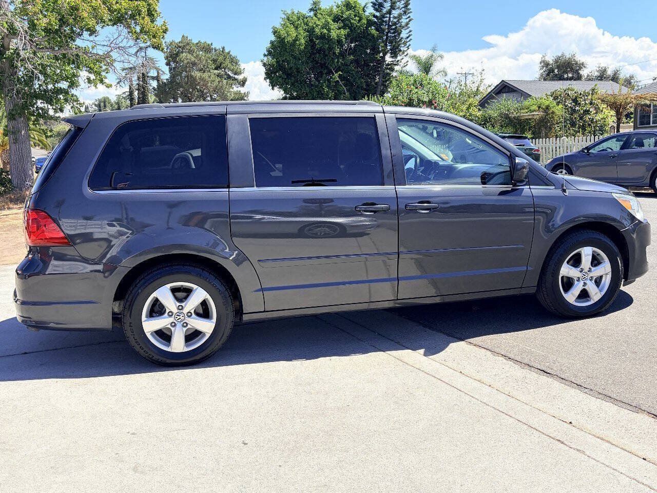 Used 2011 Volkswagen Routan SE FWD image 7