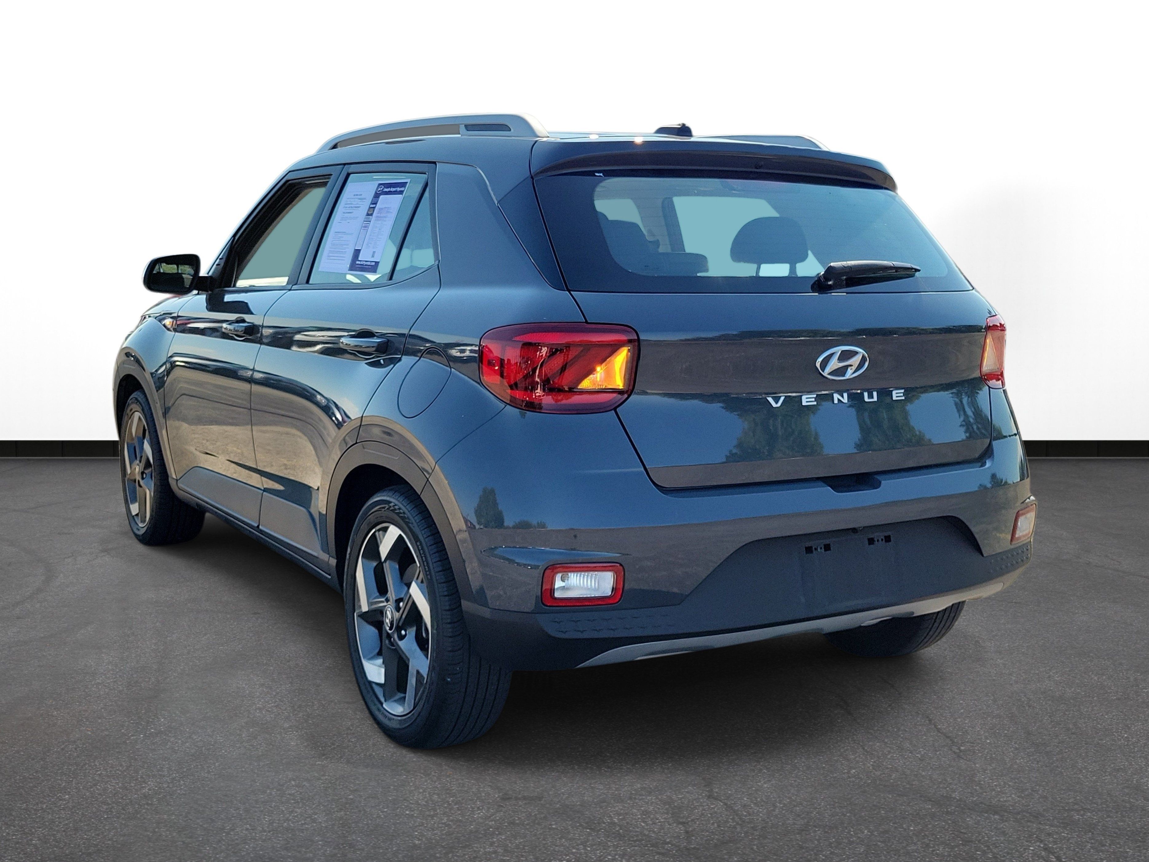 Used 2024 Hyundai Venue SEL FWD image 3
