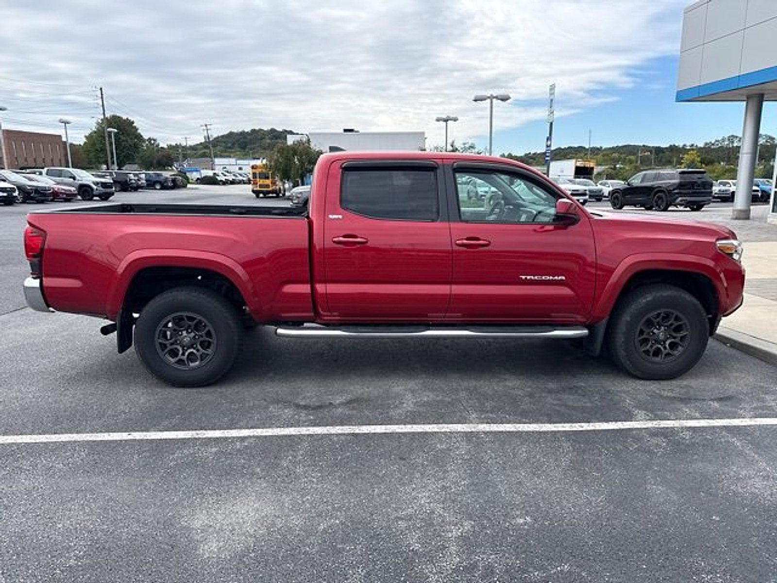 Used 2018 Toyota Tacoma SR5 AWD/4WD image 5