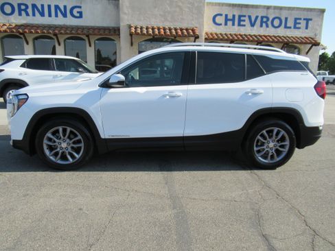 Used 2023 GMC Terrain SLT image 2
