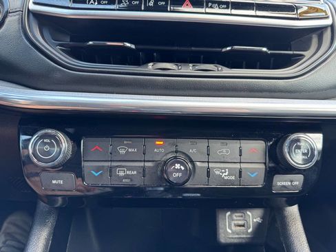 Used 2023 Jeep Compass Limited image 28