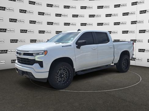Used 2022 Chevrolet Silverado 1500 RST w/ Convenience Package II AWD/4WD image 2