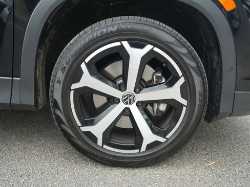 Used 2025 Volkswagen Tiguan SE AWD/4WD image 11