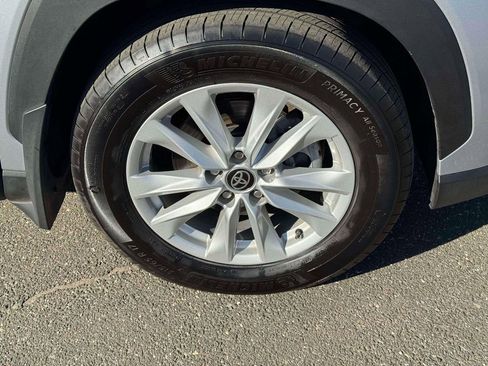 Used 2024 Toyota Corolla Cross LE w/ Moonroof Package image 9