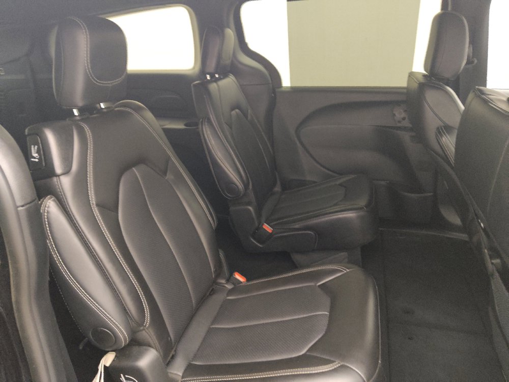 Used 2025 Chrysler Pacifica Select FWD image 19