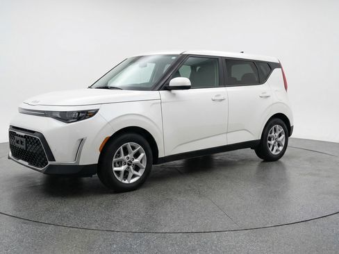 Used 2025 Kia Soul LX w/ LX Technology Package image 3