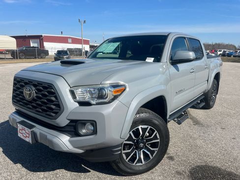 Used 2020 Toyota Tacoma TRD Sport image 2