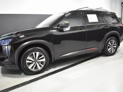Used 2022 Nissan Pathfinder SL w/ Lighting Package (N92) image 2