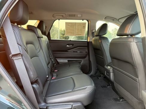 Used 2025 Nissan Pathfinder SL FWD image 18