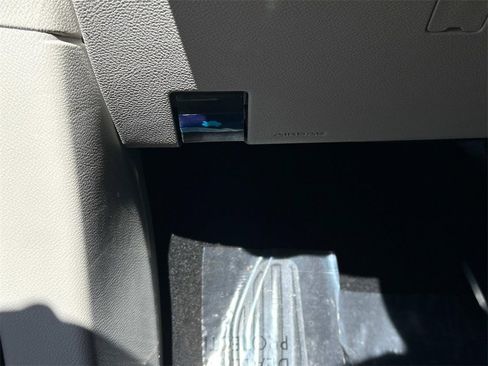 Used 2024 Chrysler Pacifica Touring-L image 27