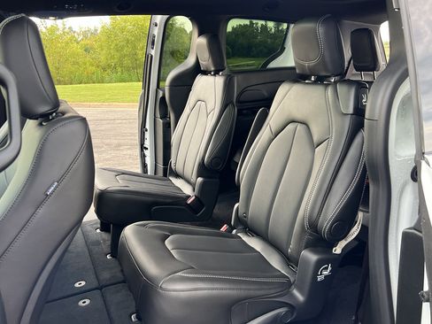 New 2026 Chrysler Pacifica Select AWD/4WD image 34