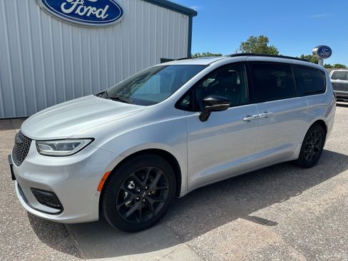 Used 2024 Chrysler Pacifica Limited w/ S Appearance Package FWD image 1