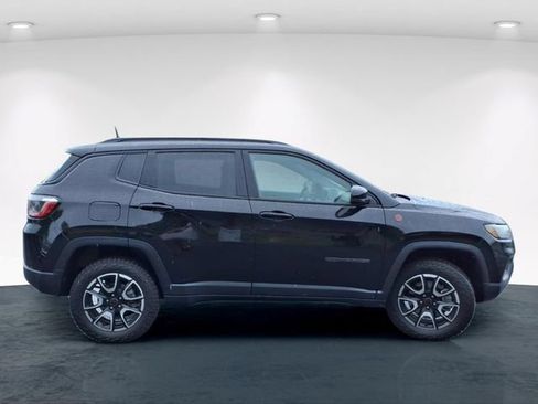 Used 2025 Jeep Compass Trailhawk w/ Trailer Tow Group AWD/4WD image 7