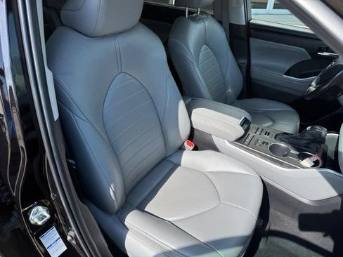 Used 2022 Toyota Highlander XLE AWD/4WD image 11