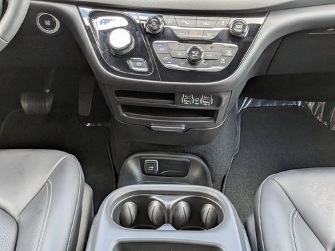 Used 2025 Chrysler Pacifica Select FWD image 18