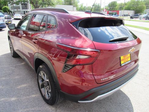 Used 2025 Chevrolet Trax LT FWD image 11