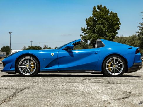 Used 2022 Ferrari 812 GTS RWD image 7