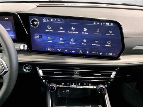 Used 2025 Chevrolet Traverse LT FWD image 24