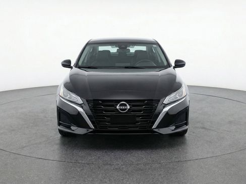 Used 2025 Nissan Altima 2.5 SV FWD image 2