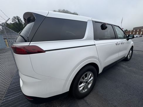 Used 2024 Kia Carnival LX FWD image 6